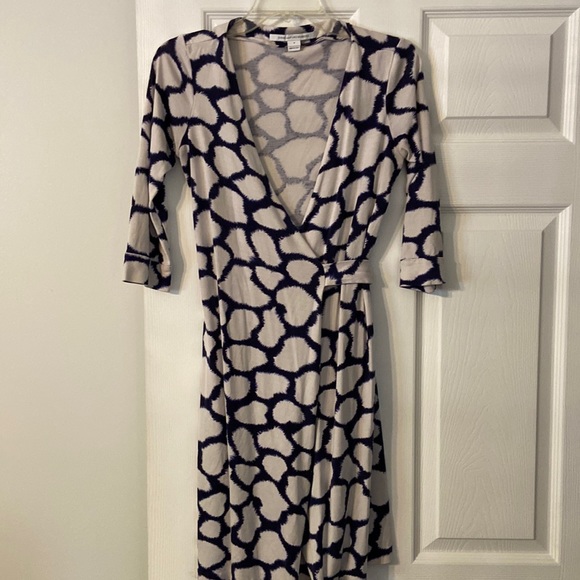 Diane Von FURSTENBERG Dress size 4 excellent condition length 35” - Picture 2 of 15
